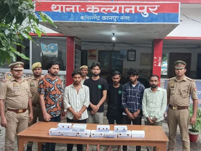 কানপুর: সুন্দরী মেয়ে চাইলে যোগ দিন এই WhatsApp গ্রুপে... কিছু দিন ধরে এমনই মেসেজ কানপুরে নিয়মিত দেখা যাচ্ছিল। তদন্ত করতে গিয়েই ঘুম উড়ে গেল পুলিশের। 