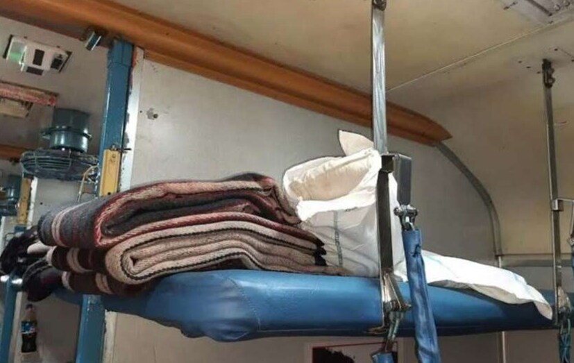 এইভাবে নোংরা বিছানা-বালিশ প্যাকেটে ভরে গোয়ালিয়র ইন্টারসিটি, বুন্দেলখণ্ড এক্সপ্রেস এবং সবরমতির মতো ট্রেনের যাত্রীদের পাঠানো হয়। একজন কর্মচারীকে এই বিষয়ে জিজ্ঞাসা করা হলে, তিনিও স্বীকার করেন যে বিছানার কোনও জিনিসই ধোয়া হচ্ছে না। এটা এককথায় স্পষ্ট যে যাত্রীদের পরিচ্ছন্নতার নামে রীতিমতো প্রতারণা করা হচ্ছে। Representative Image
