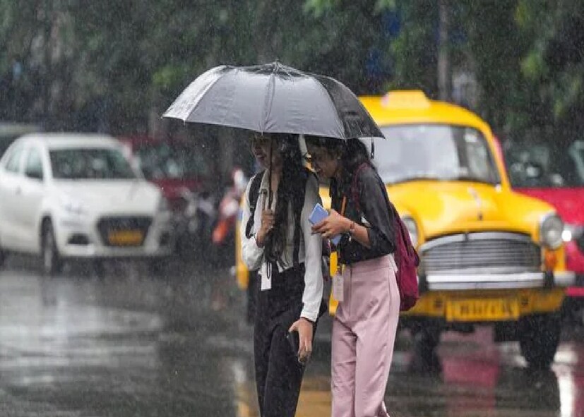 বর্ষা এ বার জোরকদমে দাপট দেখাতে শুরু করেছে। দেশের একাধিক অঞ্চলে শুরু হয়েছে প্রবল বৃষ্টিপাত। কেউ কেউ স্বস্তি পেয়েছেন, কেউ আবার দুর্ভোগে। এরই মাঝে আবহাওয়া দফতর ৩ থেকে ৯ জুলাই পর্যন্ত একটানা ভারী বৃষ্টির পূর্বাভাস দিয়েছে বহু রাজ্যের জন্য। কোথায় কতটা বৃষ্টি হবে, তা এক নজরে দেখে নেওয়া যাক—