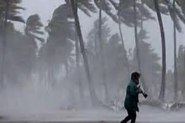 কিছুক্ষণের মধ্যে প্রবল বৃষ্টি আসছে কলকাতার পাশের এক জেলায়, সঙ্গে ঝড়ের তাণ্ডবের সম্ভাবনা কিছুক্ষণের মধ্যে প্রবল বৃষ্টি আসছে কলকাতার পাশের এক জেলায়, সঙ্গে ঝড়ের তাণ্ডবের সম্ভাবনা