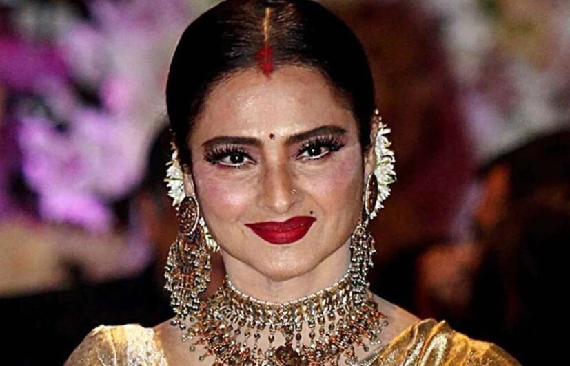 একাধিক বিয়ে করেছেন তিনি৷ কিন্তু কখনওই সংসার পাততে পারেননি৷ এখনও তিনি একা৷ তবে সিঁদুর পরেন নিয়মিত৷ 