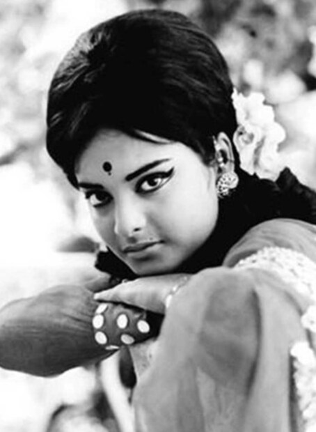 বাণী গণপতি তাঁর স্বামীকে যে অভিনেত্রীর সঙ্গে খুঁজে পেয়ে তাঁকে তিরস্কার করেন, তিনি হলেন অভিনেত্রী ভানুরেখা। দক্ষিণ ভারতীয় অভিনেত্রী ভানু রেখা, অর্থাৎ রেখা, অভিনেতা অমিতাভ বচ্চনের সঙ্গে সম্পর্কের কারণে বহু বছর ধরে বিতর্কিত ব্যক্তিত্ব। সেই বিতর্কগুলি আজও তাঁকে পিছু ছাড়েনি। এই কারণে, রেখা এবং বচ্চনের স্ত্রী জয়া বচ্চনের মধ্যে সমস্যা বলিউডের কোণায় কোণায় আলোচনার বিষয়।