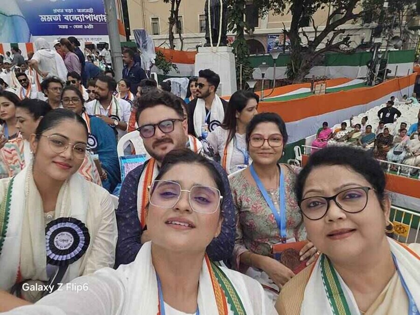 প্রতি বছরের মতো এ বারও ২১ জুলাইয়ের মঞ্চে টলিউডের একাধিক মুখ উপস্থিত। সঙ্গে টেলিভিশন অভিনেতা, অভিনেত্রীরাও। আর সেই মুখেদের মধ্যে এবার দেখা মিলল শ্রাবন্তী চট্টোপাধ্যায়, রূপাঞ্জনা মিত্রের।