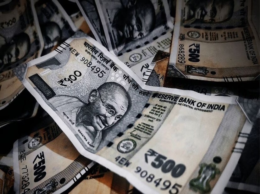 বিগত ৫ বছরে Nifty 50 পারফরম্যান্স:ভারতের শীর্ষস্থানীয় ৫০টি সংস্থার প্রতিনিধিত্ব করে Nifty 50 ইনডেক্স। গত ৮ জুলাই ২০২৫ তারিখে এই সূচক ২৫৫২২-এ ক্লোজ হয়েছিল। এর অর্থ হল, বিগত ৫ বছরে এটি বৃদ্ধি পেয়েছে ১৩৫.৭৬ শতাংশ। সেই কারণে ৫ বছর আগে এই ইনডেক্সে ৫ লক্ষ টাকা বিনিয়োগ করে থাকলে একই সময়ে সেই বিনিয়োগের পরিমাণ দাঁড়াবে ১১,৭৮,৮০০ টাকায়। 