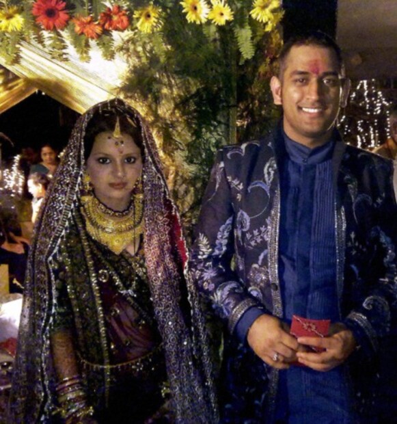 আজ ৪৩ বছর বয়সে এসেও ধোনির মধ্যে সেই তাঁর কেরিয়ারের প্রথম দিনগুলির মতোই উদ্যম এবং আগ্রহ দেখা যায়। শুধু ক্রিকেট দুনিয়াতেই নয়, ব্যক্তিগত জীবনটাও তাঁর রূপকথার গল্পের মতো। বিশেষ করে ‘ক্যাপ্টেন কুল’-এর জীবনের ভালবাসার অধ্যায়টা তো বটেই!