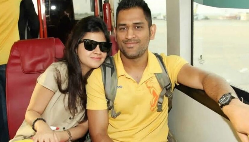 একই স্কুলে পড়াশোনা করেছেন ধোনি এবং তাঁর স্ত্রী সাক্ষী। যদিও এক ক্লাসে পড়তেন না তাঁরা। সাক্ষী জুনিয়র ছিলেন। কিন্তু স্কুলে কখনওই কথা হয়নি তাঁদের মধ্যে। আসলে রাঁচিতে দু’জনের বাবাই একই সংস্থায় কাজ করতেন। ২০০৮ সালে সাক্ষীর ম্যানেজার যুধজিৎ দত্তর মাধ্যমেই দুজনের প্রথম আলাপ হয়েছিল। আসলে সাক্ষী একটি হোটেলে ইন্টার্নশিপ করছিলেন, সেখানেই উঠেছিলেন ধোনি। একদিন হোটেলের ম্যানেজারের কাছে সাক্ষীর নম্বর চেয়ে নিয়েছিলেন তিনি।  