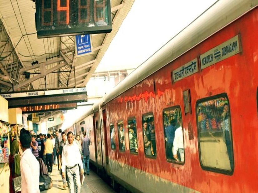 যাত্রীদের নিরাপদ যাত্রা নিশ্চিত করতে নিরন্তর প্রচেষ্টা চালিয়ে যাচ্ছে ভারতীয় রেল। প্রতিটি স্টেশনে এই লক্ষ্যেই মোতায়েন করা হয় টিকিট পরীক্ষক ও আরপিএফ। দফায় দফায় টহল দিয়ে চলে জিআরপির বাহিনী। Representative Image