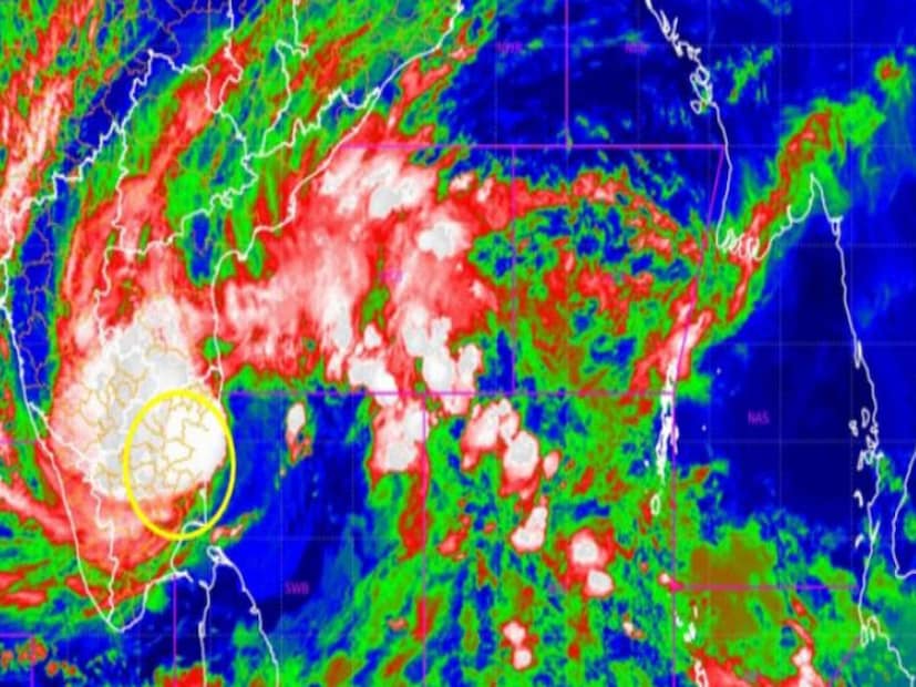 আবহাওয়ার সিস্টেম:মৌসুমী অক্ষরেখা রাজস্থানের বিকানির আজমীর, গুনাহ দামোহ দুর্গ, চাঁদবালি হয়ে পূর্ব ও দক্ষিণ-পূর্ব দিকে গিয়ে মধ্য বঙ্গোপসাগর পর্যন্ত বিস্তৃত।