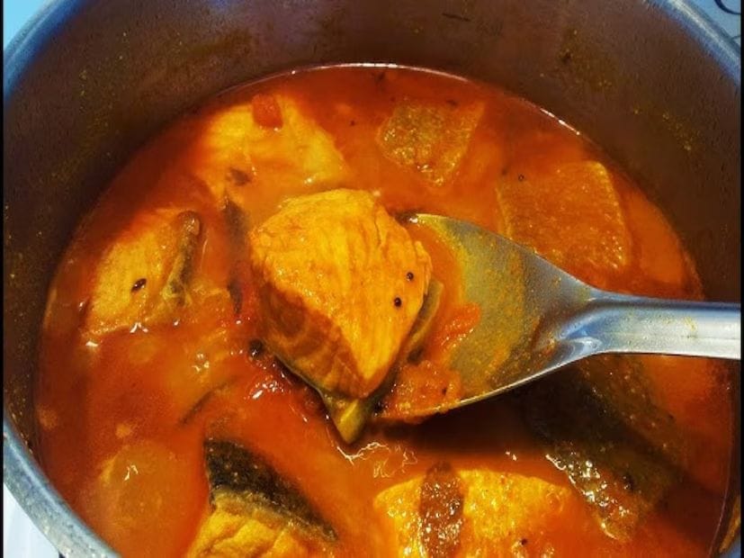 আসলে মাছ সাধারণত স্বাস্থ্যের জন্য ভাল। কিন্তু বিশেষজ্ঞ চিকিৎসকদের পরামর্শ মতে, বর্ষাকালে এই পুষ্টিকর মাছই কিন্তু আপনার শত্রু হয়ে উঠতে পারে। প্রিয় মাছ খেতে সুস্বাদু লাগলেও বেশ কিছু স্বাস্থ্য ঝুঁকি তৈরি করতে পারে।