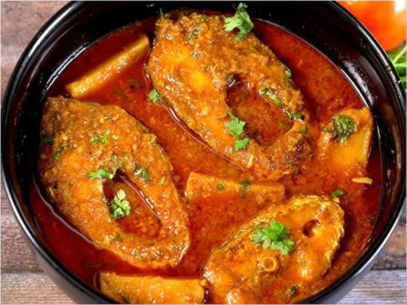 বর্ষাকালে যেমন কাঁচা ও পাতাযুক্ত সবজি বেশি খাওয়া এড়িয়ে চলার পরামর্শ দেওয়া হয়, তেমনি মাছ খাওয়া থেকেও দূরে থাকা উচিত। সাধারণ দিনে মাছ খাওয়া স্বাস্থ্যের জন্য উপকারী বলে মনে করা হলেও বর্ষাকালে এটি খেলে স্বাস্থ্যের উপকারের চেয়ে ক্ষতিই বেশি হয়। কখনও কখনও মাছ স্বাস্থ্যের জন্য খুবই বিপজ্জনক প্রমাণিত হয় এই সময়।