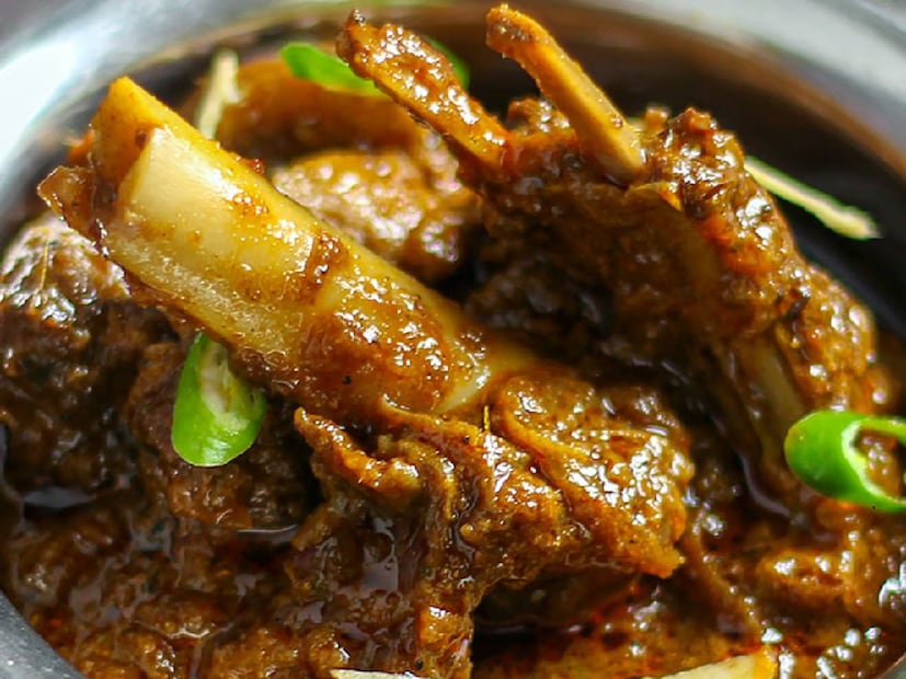 কলকাতায় রাজু দার পরোটা যদি বিখ্যাত হয়, তাহলে কোচবিহারে নাম করেছে ডোডেয়ার হাটের এই ১০০ টাকার মাংস ভাত। সস্তায় রাজকীয় খাওয়ার টানে ভিড় জমে আশপাশের জেলা থেকেও।
