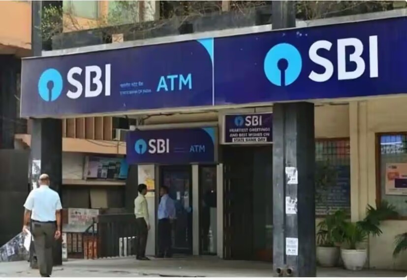 স্টেট ব্যাঙ্কের এফডি-তে মিলছে ৭.১০ শতাংশ পর্যন্ত সুদ ৷ দেশের সবচেয়ে বড় রাষ্ট্রায়ত্ত ব্যাঙ্ক স্টেট ব্যাঙ্ক অফ ইন্ডিয়া (SBI) তার গ্রাহকদের জন্য এফডি-তে ৩.৩০ শতাংশ থেকে শুরু করে সর্বাধিক ৭.১০ শতাংশ পর্যন্ত সুদ দিচ্ছে। এসবিআই-তে ৭ দিন থেকে শুরু করে ১০ বছর পর্যন্ত মেয়াদের এফডি করা যায়। 