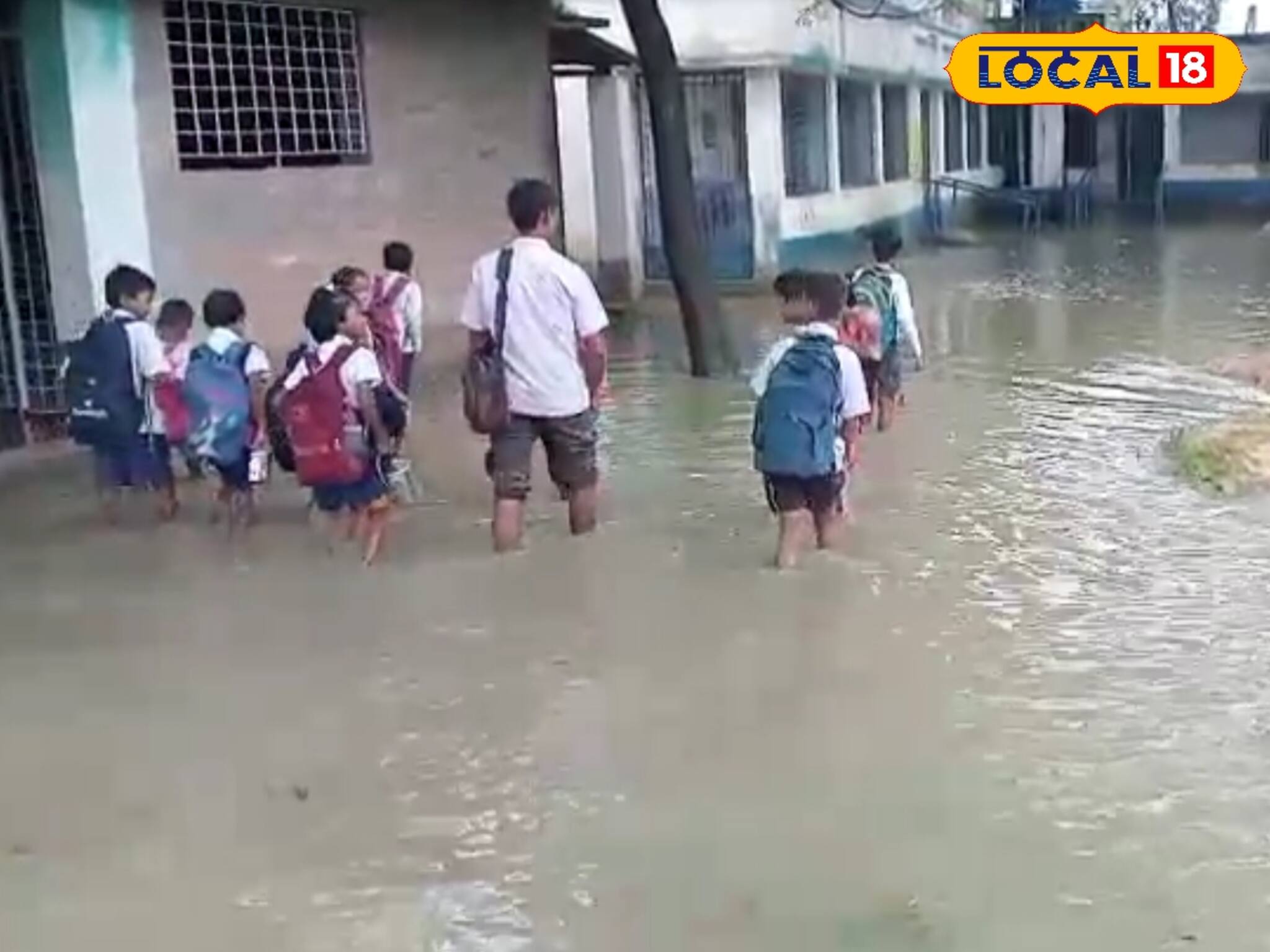 এক দিনের বৃষ্টিতেই স্কুলে হাঁটু জল...! ভয়াবহ পরিস্থিতি, আসল কারণ কি জানেন?