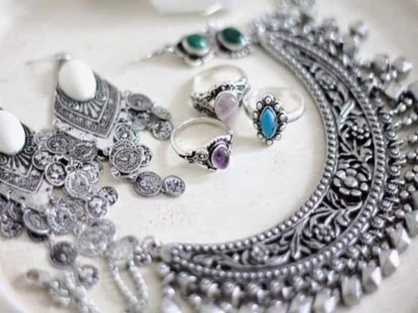 দোকান থেকে যখন কিনে আনা হয়, তখন তার জেল্লাই থাকে আলাদা। যে দিকে নজর পড়ুক, ঠিকরে পড়ে রুপোলি আলো। কিন্তু সুখ যেমন বেশি দিন থাকে না, তেমনই ওই আলোটাও এক সময়ে কমে যেতে যেতে একেবারে কালো হয়ে যায়। দোকান থেকে যখন কিনে আনা হয়, তখন তার জেল্লাই থাকে আলাদা। যে দিকে নজর পড়ুক, ঠিকরে পড়ে রুপোলি আলো। কিন্তু সুখ যেমন বেশি দিন থাকে না, তেমনই ওই আলোটাও এক সময়ে কমে যেতে যেতে একেবারে কালো হয়ে যায়।