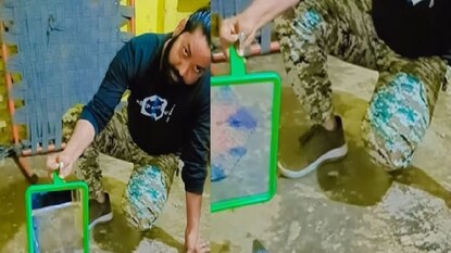 এমন এক ভিডিওতে দাবি করা হচ্ছে, আয়নায় নিজেকে দেখে সাপ তার আসল রূপে চলে এসেছে। এমন এক ভিডিওতে দাবি করা হচ্ছে, আয়নায় নিজেকে দেখে সাপ তার আসল রূপে চলে এসেছে।