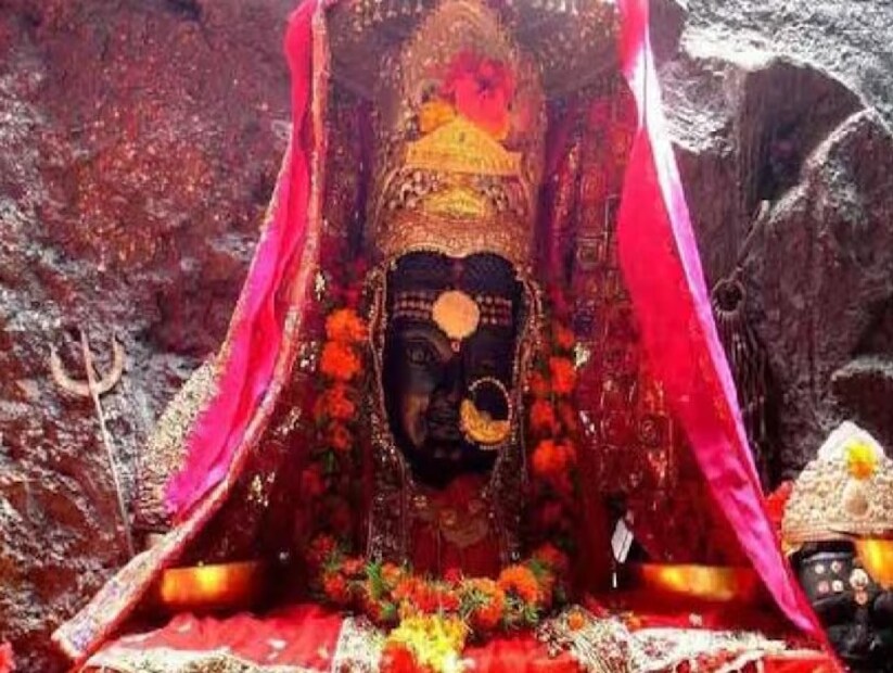 ১. মা কামাখ্যা মন্দির, অসমগৌহাটির নীলাচল পর্বতে অবস্থিত মা কামাখ্যা মন্দির তন্ত্র সাধনার অন্যতম কেন্দ্র। প্রতিবছর 'অম্বুবাচী মেলা' উপলক্ষে দেবীর ঋতুকাল উদযাপন করা হয়। এই সময় বিবাহিত পুরুষদের মন্দিরের গর্ভগৃহে প্রবেশ নিষেধ। তবে মহিলারা সরাসরি পুজো দিতে পারেন।