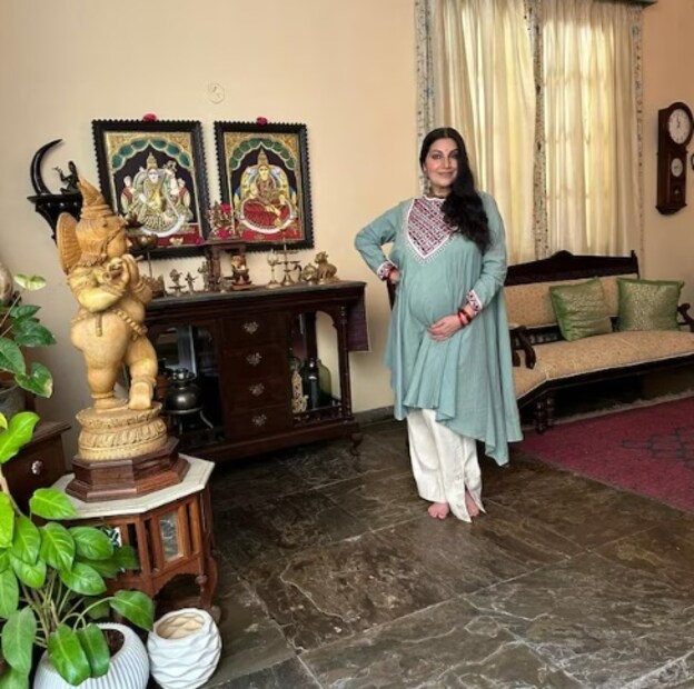তবে.. ভাবনা রামান্না কন্নড় এবং তামিল ইন্ডাস্ট্রিতে টানা দুটি সিনেমা নিয়ে ব্যস্ত। শুধু একজন অভিনেত্রীই নন.. ভাবনা একজন ধ্রুপদী নৃত্যশিল্পীও। ভাবনা সম্প্রতি তাঁর ইনস্টাগ্রাম অ্যাকাউন্টে তাঁর বেবি বাম্পের ছবি শেয়ার করেছেন। সেগুলো মুহূর্তের মধ্যেই ভাইরাল হয়ে গেছে। শুধু তাই নয়.. তিনি সেই ছবিগুলির নীচে একটি আবেগঘন নোটও লিখেছেন। (ছবি: ইনস্টাগ্রাম @bhavanaramannaofficial)