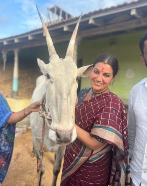 ভাবনা রামান্না তাঁর ইনস্টাগ্রামে লিখেছেন.. একটি নতুন অধ্যায়.. আমি কখনও ভাবিনি যে আমি এমন কিছু বলব। অর্থাৎ, আমি মা হতে যাচ্ছি। আমি এখন ছয় মাসের গর্ভবতী। তিনি বলেছিলেন যে যমজ সন্তানের জন্ম দেওয়ার অনুভূতি তাঁকে আনন্দে ভরিয়ে দিচ্ছে। তাছাড়া.. তিনি বলেছিলেন যে যখন তিনি তাঁর ২০ এবং ৩০ এর কোঠায় ছিলেন, তখন তিনি কখনও মা হওয়ার কথা ভাবেননি। (ছবি: ইনস্টাগ্রাম @bhavanaramannaofficial)
