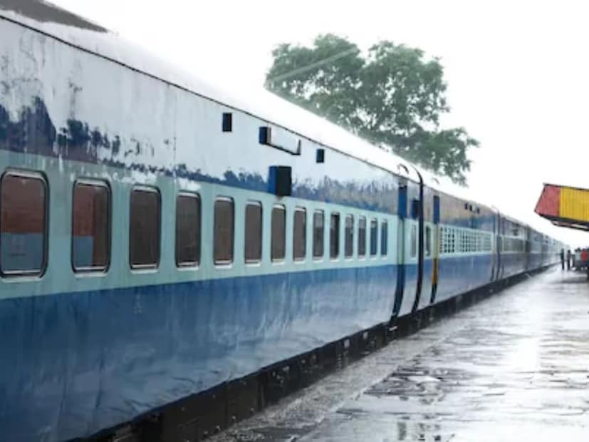 বেশি পরিমাণে মানুষ অনলাইনে টিকিট বুক করছেন এবং টিকিটের দামও কমে যাচ্ছে। সেই কারণেই এই পদক্ষেপ গ্রহণ করা হচ্ছে। অনেক সময় যাত্রীদের টিকিট আনকনফার্মড থাকলেও টাকা রিফান্ডের সময় জরিমানা গুনতে হয়। সেক্ষেত্রে তাঁদের উপর থেকে সেই বোঝা কমানোর সিদ্ধান্ত নিয়ে কর্মকর্তারা ইতিমধ্যেই আলোচনা শুরু করেছেন।