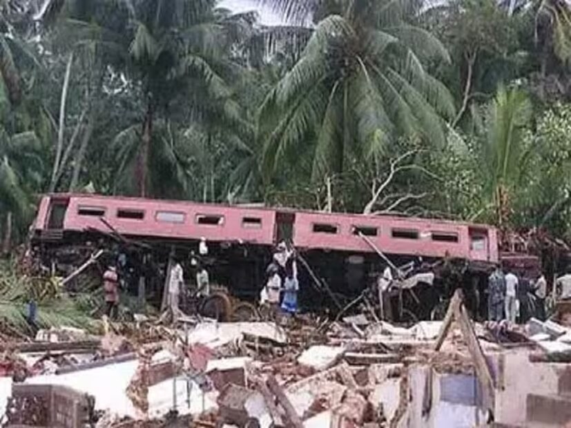 তেলওয়াট্টা সম্প্রদায়ের লক্ষাধিক মানুষ সুনামির প্রভাবে ক্ষতিগ্রস্থ হয়। তাদের বাড়িঘর সম্পূর্ণ ধ্বংস হয়ে যায়। পেরালিয়া গ্রামের কাছে এসে এক সময় ট্রেনটি সিগন্যালে থেমে যায়। সঙ্গে সঙ্গে ৬০ ফুট উঁচু হয়ে আসা সুনামির ঢেউ ঢুকে পড়ে ট্রেনের ভিতর।