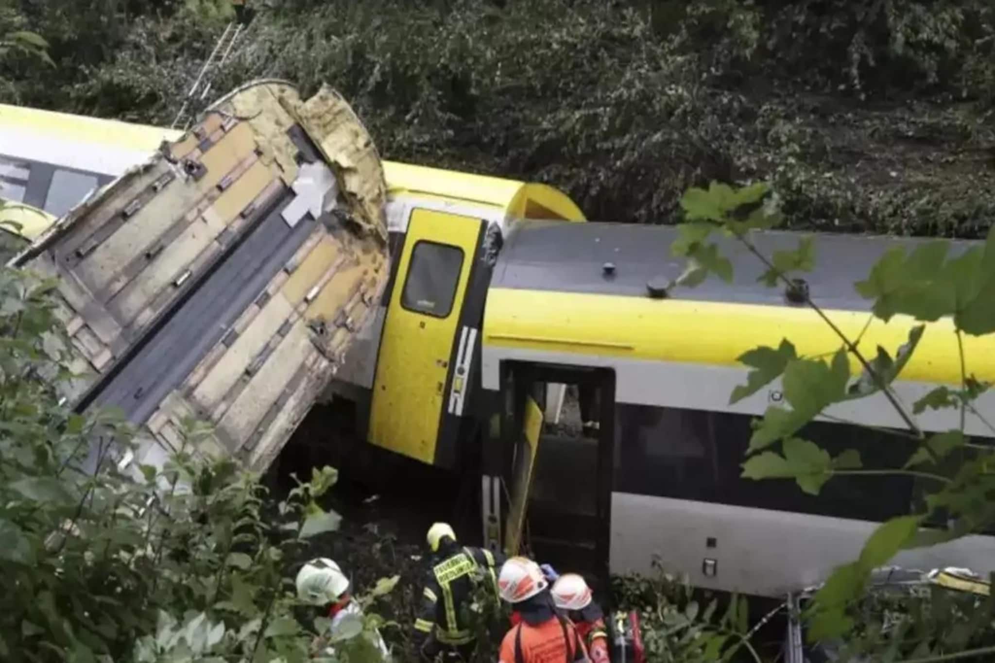 ভয়াবহ ট্রেন দুর্ঘটনা! ভরা যাত্রী নিয়ে লাইন থেকে ছিটকে গেল ট্রেন! মুহূর্তে পরপর মৃত্যু