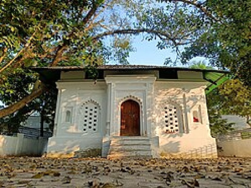 উত্তরদিনাজপুর :: রোদ ঝলমলে। হালকা মেঘ। চড়া রোদ। তাপমাত্রা ৩০ ডিগ্রি।