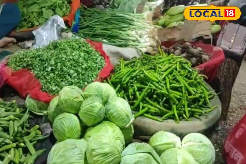 নিত্যপ্রয়োজনীয় সবজির দাম চমকে দিচ্ছে সাধারণ মানুষকে। আলুর দাম ২০-২৫ টাকা কেজি থাকলেও পেঁয়াজ, করোলা, ভেন্ডি, পটল—সবই ৫০ টাকার আশেপাশে। গাজর মিলছে ৭০ টাকা কেজিতে। কাঁচা লঙ্কা ২০০ থেকে ২৫০ টাকা, আর আদা-রসুন ছুঁয়েছে ৩০০ টাকা কেজি! সবজির পাশাপাশি ফল বাজারেও হাত দেওয়া কঠিন। 
