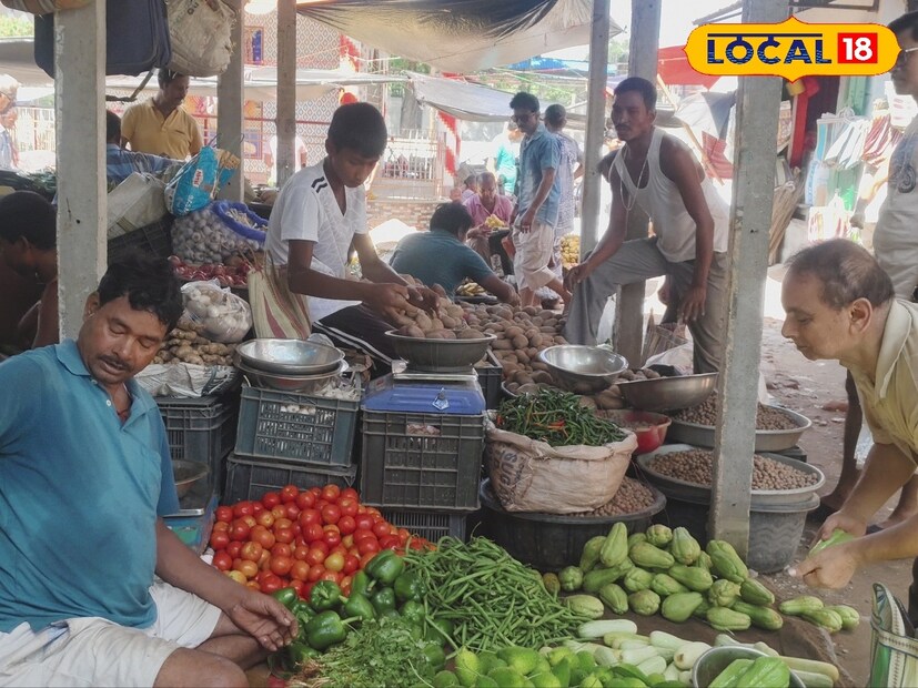 সপ্তাহের প্রথম দিনেই জলপাইগুড়ির দিনবাজার, স্টেশন বাজার, তালমোড়, বাউরি মোড়—সব বাজারেই একসুরে উঠছে একটাই আওয়াজ—“সবজির দাম মাথায় উঠেছে!”
