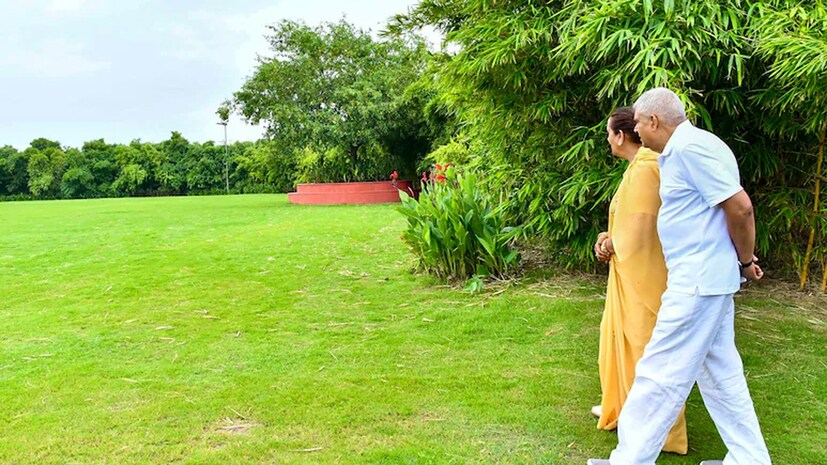 উল্লেখ্য সংবিধানের ৬৭ (ক) অনুচ্ছেদ অনুসারে পদত্যাগ করেছেন জগদীপ ধনখড়। কিন্তু পদত্যাগের পরেও পেনশন পাবেন তিনি। শুধু তাই নয়, পেনশন পাওয়ার পরেও আরও অনেকগুলি সুযোগ-সুবিধা পেতে থাকবেন ধনখড়।