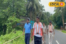 বন্দুক ছেড়ে রাস্তার ধারে ধারাল অস্ত্র হাতে পুলিশ...! আচমকা হলটা কী! দেখেই অবাক সবাই