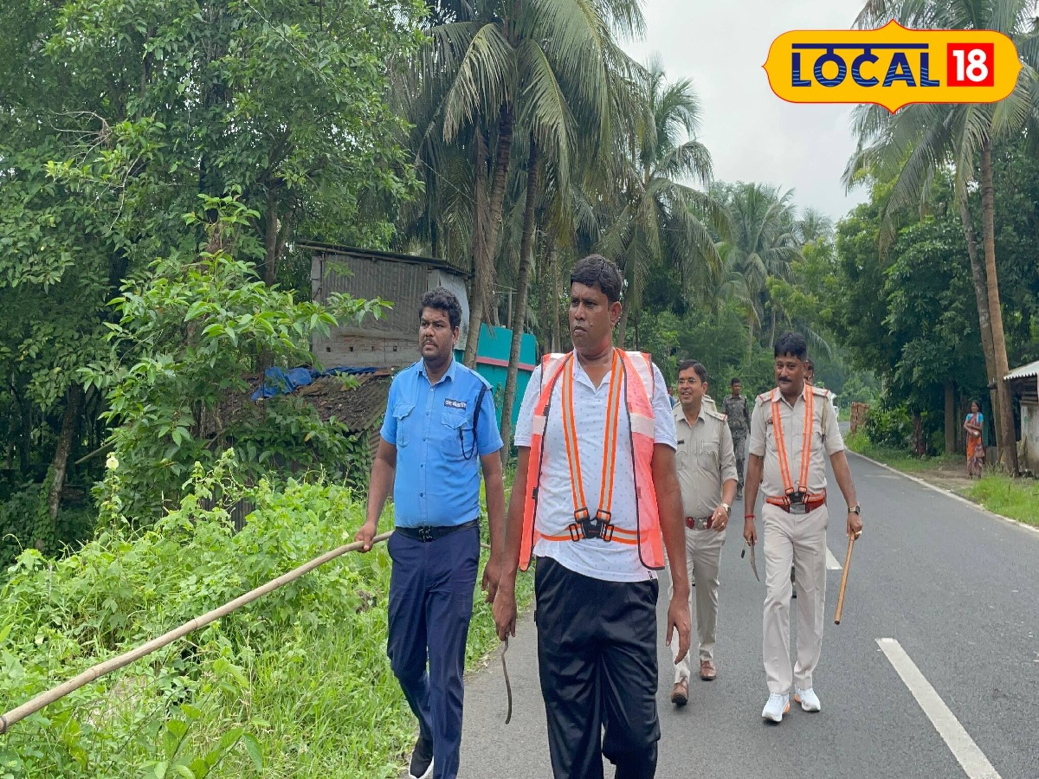 বন্দুক ছেড়ে রাস্তার ধারে ধারাল অস্ত্র হাতে পুলিশ...! আচমকা হলটা কী! দেখেই অবাক সবাই