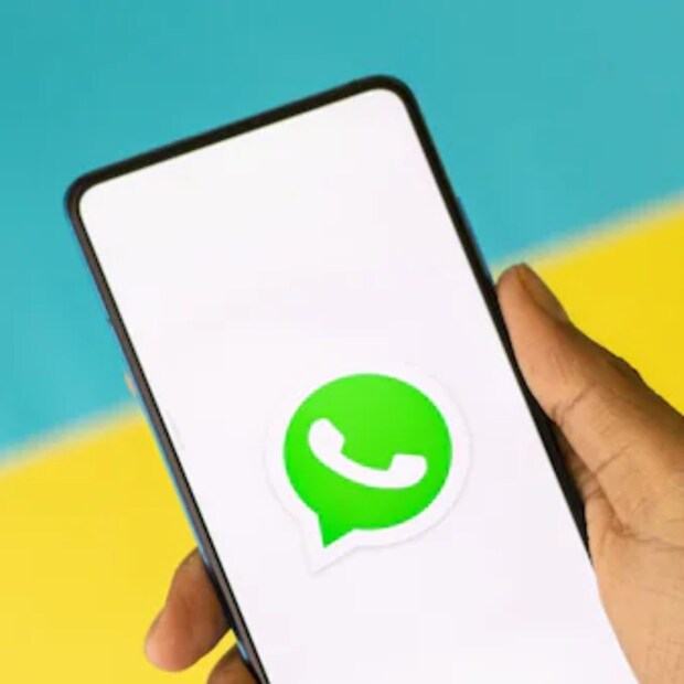WhatsApp ব্যবহারকারীদের জন্য এই নতুন এআই-চালিত Quick Recap ফিচার ব্যবহারকারীদের একদিকে যেমন সময় সাশ্রয় করবে, তেমনই অন্য দিকে চ্যাট অভিজ্ঞতাও উন্নত করতে সাহায্য করবে। এই ফিচারের সহায়তায় ব্যবহারকারীরা দীর্ঘ সময় ধরে চ্যাট স্ক্রোল না করেই নিজেদের আনরিড মেসেজগুলির সারাংশ দ্রুত পড়তে সক্ষম হবেন। 
