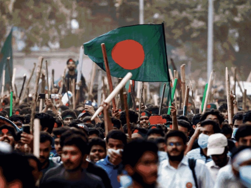 বাংলাদেশ থেকে এর আগেও ভারতে ঝুড়িভর্তি আম এসেছিল। তখন শেখ হাসিনা বাংলাদেশের প্রধানমন্ত্রী, বাংলা ও ত্রিপুরার মুখ্যমন্ত্রীদের জন্য বাংলাদেশ থেকে হাড়িভাঙ্গা আমের চালান পাঠাতেন। এছাড়াও, তিনি প্রধানমন্ত্রী মোদিকে বাংলাদেশি কুর্তা উপহার দিতেন। তবে, তাঁর উপহার এবং মুহম্মদ ইউনূসের উপহারের মধ্যে বিশাল পার্থক্য রয়েছে। শেখ হাসিনা দুই দেশের সম্পর্ক মজবুত করতে চেয়েছিলেন কিন্তু ইউনূসের এই উপহারে কূটনৈতিক ষড়যন্ত্রের গন্ধ রয়েছে।