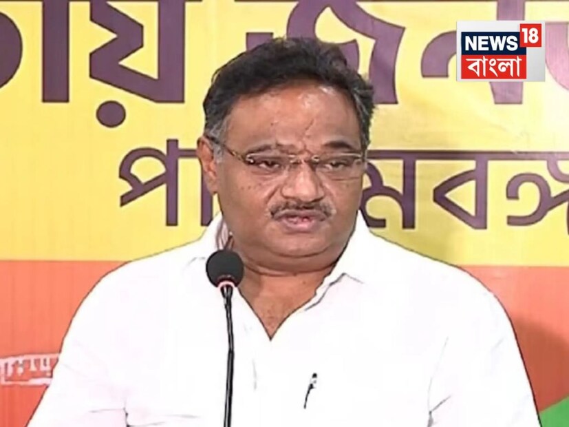 সোমবার সন্ধ্যায় দিল্লিতে বিজেপির সর্বভারতীয় সভাপতি জেপি নড্ডার বাসভবনে গিয়েছিলেন শমীক। সেখানেই দলের রাজ্যসভার সাংসদকে আসন্ন দায়িত্বের আভাস দিয়ে দেন নড্ডা। কেন্দ্রীয় নেতৃত্বের নির্দেশ পেয়ে বুধবার সকালের উড়ানে কলকাতায় ফেরেন শমীক। পরে দুপুর সাড়ে ১২টার কিছু পরে তাঁকে আনুষ্ঠানিক ভাবে ফোনও করেন বিজেপির দিল্লির নেতৃত্ব। এর পরে সল্টলেকে বিজেপির দফতরে গিয়ে মনোনয়ন জমা দেন তিনি। শমীকের সঙ্গে ছিলেন বিজেপির বিদায়ী রাজ্য সভাপতি সুকান্ত এবং বিধানসভার বিরোধী দলনেতা শুভেন্দু অধিকারীও। বৃহস্পতিবার আনুষ্ঠানিক ঘোষণা৷