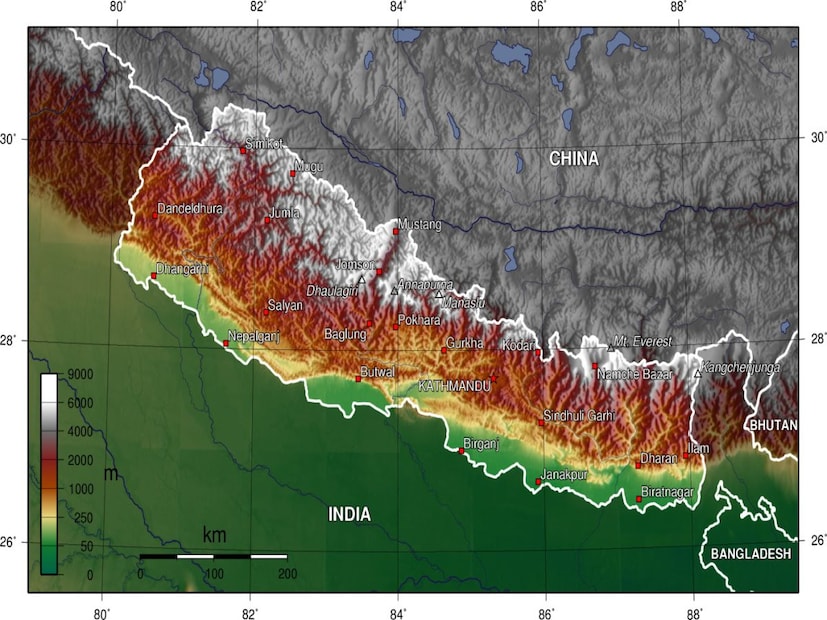 বিহারের সঙ্গে সবচেয়ে দীর্ঘ সীমান্ত রয়েছে নেপালের। এর সুযোগ নিয়ে, বিহার পুলিশের মোস্ট ওয়ান্টেড তালিকার অনেক গ্যাংস্টারই নেপালে পালিয়ে যায়। আর সেখানে গিয়ে তাদের ধরাও যায় না৷ জানেন কারণ? বিহার পুলিশের একজন ঊর্ধ্বতন কর্মকর্তা বলেছিলেন, ‘‘ভারত থেকে নেপালে কোনও দল পাঠালে তারা কোনও অস্ত্র বহন করতে পারে না৷ এমনকি আমরা ওয়ান্টেড অপরাধীদের ফোন বা অন্যান্য বিষয়েও প্রযুক্তিগত নজরদারি চালাতে পারি না। কারণ, নেপাল এবং ভারতের মোবাইল নেটওয়ার্ক সরবরাহকারীরা আলাদা। ভারতের অনেক অপরাধী নেপালে আশ্রয় নিয়েছে। কিন্তু সেখানে এমন অনেক জায়গা আছে যেখানে নেপাল পুলিশও খুব কমই রেইড করতে পারে।’’ এছাড়াও, রয়েছে আরও একটি গুরুত্বপূর্ণ সমস্যা৷ 