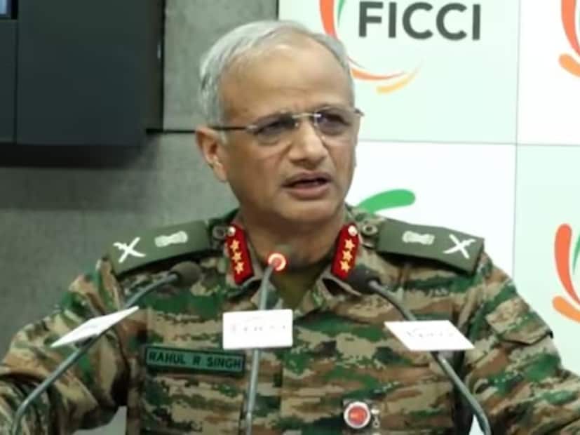 নয়াদিল্লি: এতদিন শুধু আন্দাজ করা হচ্ছিল৷ ঠারেঠোরে বুঝিয়ে দেওয়া হচ্ছিল, পাকিস্তান শুধু একা নয়, পাকিস্তানের কাঁধে বন্দুক রেখে অপারেশন সিঁদুরে মাঠে নেমেছিল এশিয়ার অন্যতম শক্তিশালী দেশ, চিন৷ এবার সম্ভবত প্রথমবার অপারেশন সিঁদুরে ভারত-পাক সংঘর্ষে সরাসরি চিনের ভূমিকার কথা জানাল ভারত৷ বেজিংয়ের বিরুদ্ধে আনল সরাসরি অভিযোগ৷ 