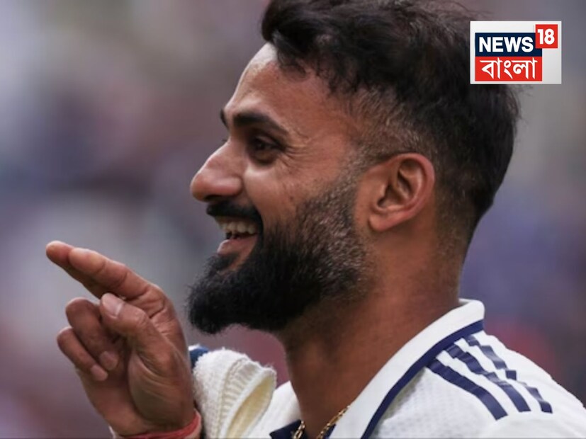 আকাশ দীপ তাঁর প্রাথমিক শিক্ষা বিহার থেকে সম্পন্ন করেন। তিনি সাসারামের একটি স্কুল থেকে দ্বাদশ শ্রেণি পর্যন্ত পড়াশোনা করেন। পরে তিনি তাঁর স্বপ্ন পূরণের জন্য পশ্চিমবঙ্গে আসেন। সেখানে তিনি ক্রিকেটের পাশাপাশি পড়াশোনাও চালিয়ে যান। প্রাথমিকভাবে তিনি টেনিস বল ক্রিকেট খেলে পকেটের টাকা আয় করতেন, কিন্তু তাঁর কঠোর পরিশ্রম বাংলার স্কাউটদের দ্বারা স্বীকৃতি পায় এবং তিনি বয়সভিত্তিক ক্রিকেটে সুযোগ পান।