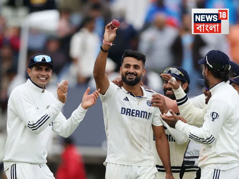 ২০২৪ সালের ২৩শে ফেব্রুয়ারি রাঁচীতে ইংল্যান্ডের বিরুদ্ধে টেস্ট অভিষেক হয় তাঁর এবং প্রথম ম্যাচেই উইকেট নিয়ে নিজেকে প্রমাণ করেন তিনি। কিন্তু আসল স্বীকৃতি আসে ২০২৫ সালে ইংল্যান্ডের বিরুদ্ধে এজবাস্টন টেস্টে ১০ উইকেট নেওয়ার পরে। ৪৯ বছর পর, কোনও ভারতীয় বোলার এই কীর্তি গড়ে ইতিহাস তৈরি করেছেন সেখানে। ম্যাচের পর, আকাশ তাঁর পারফরম্যান্স ক্যান্সারের সাথে লড়াই করা তার বোনকে উৎসর্গ করেন। সেই মুহূর্তে সবাই আবেগপ্রবণ হয়ে পড়েন।