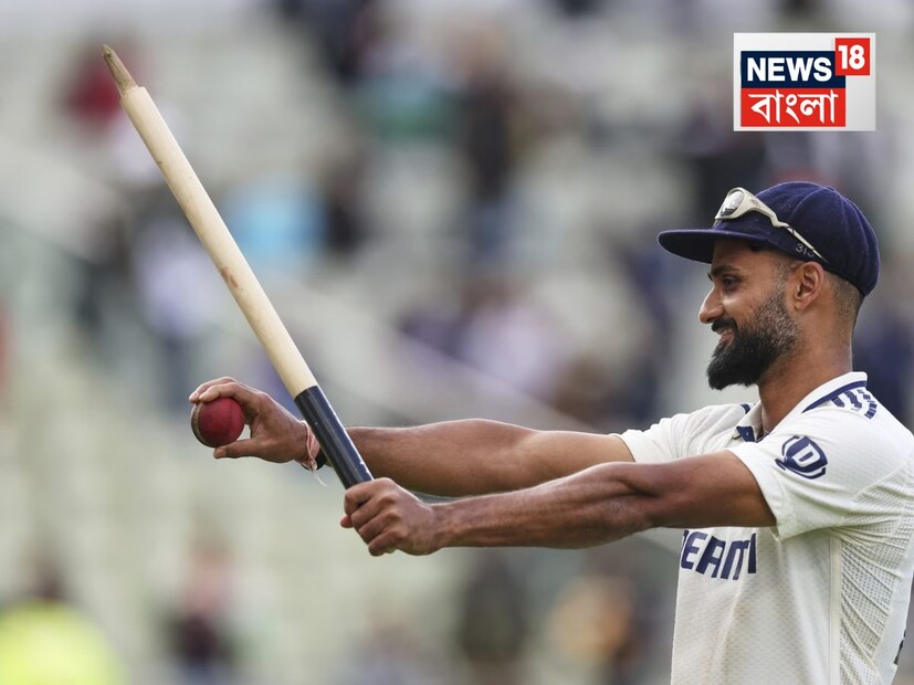  ২০১০ সালে আকাশ বাংলার দুর্গাপুরে গিয়ে একটি ক্রিকেট অ্যাকাডেমিতে যোগ দেন। প্রথমে তিনি ব্যাটসম্যান ছিলেন, কিন্তু কোচ তাঁর বোলিংয়ের গতি দেখেছিলেন এবং সেখান থেকেই তিনি তাঁর বোলিং ক্যারিয়ার শুরু করেন। কয়েক বছরের মধ্যে, তিনি বেঙ্গল অনূর্ধ্ব-২৩ দলের সাথে খেলতে শুরু করেন। তারপর ২০১৯ সালের মার্চ মাসে, তিনি সৈয়দ মুশতাক আলী ট্রফিতে টি-টোয়েন্টি অভিষেক করেন। ২০১৯ সালের সেপ্টেম্বরে, আকাশদীপ বিজয় হাজারে ট্রফিতে লিস্ট এ অভিষেক করেন এবং ২০১৯ সালের ডিসেম্বরে, রঞ্জি ট্রফিতে তাঁর ফার্স্ট ক্লাস ক্রিকেটে অভিষেক হয়।