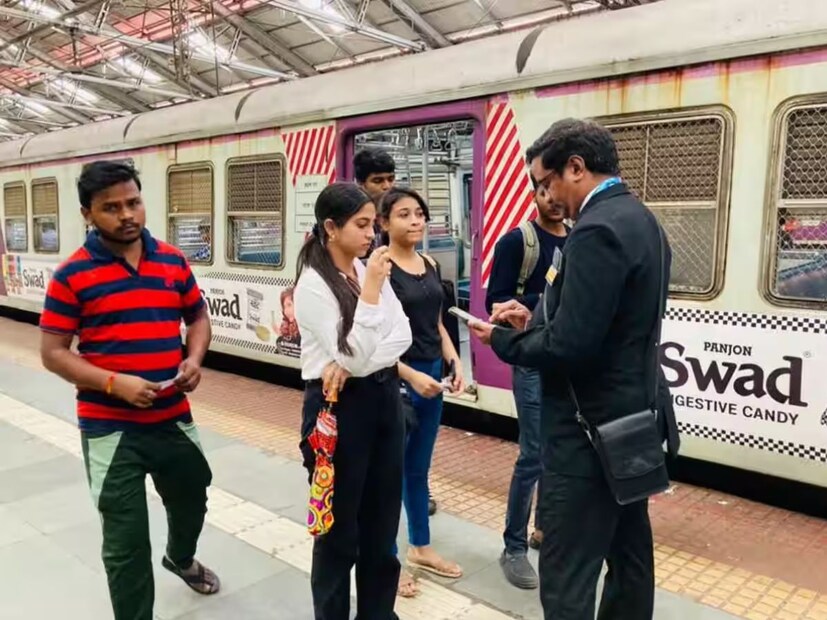 প্রার্থীদের জন্য বাধ্যতামূলক যোগ্যতা কী? টিটিই হতে হলে প্রার্থীকে ৫০% নম্বর নিয়ে দ্বাদশ শ্রেণী পাস হতে হবে। এছাড়াও, রেলওয়ে টিটিই পদে আবেদনকারী প্রার্থীর ডিপ্লোমা কোর্স করা প্রয়োজন। টিটি হওয়ার জন্য আবেদনকারীকে ভারতীয় নাগরিক হতে হবে। প্রার্থী যে কোনও রাজ্য থেকে রেলওয়ে টিটিই-এর জন্য আবেদন করতে পারবেন।
