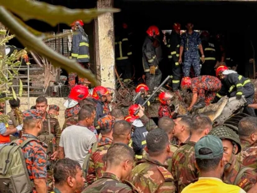 উত্তরা আধুনিক হাসপাতালে ১২০ জন অগ্নিদগ্ধ চিকিৎসা নিয়েছেন। ওই হাসপাতালের সহকারী পরিচালক চিকিৎসক আকাশ বলেন, এখানে অগ্নিদগ্ধ ১২০ জন চিকিৎসা নিয়েছেন। বেশির ভাগেরই শরীর ৬০-৭০ শতাংশ পুড়ে গেছে। বেশির ভাগেরই বয়স ১৪ থেকে ২০ বছর। দুজন মারা গেছেন। এর মধ্যে একজনের বয়স ১৫ বছর, আরেকজনের ২০ বছর। মৃতদের নাম ও পরিচয় জানা যায়নি।
