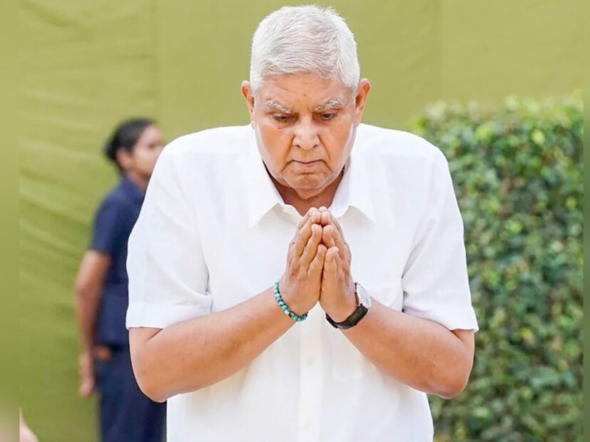 যদিও কেন হঠাৎ ধনখড় উপরাষ্ট্রপতি পদ থেকে ইস্তফা দিলেন তা জানা যাচ্ছে না। এর মধ্যেই জল্পনায় নয়া উপরাষ্ট্রপতির পদ। সে পদে কে নির্বাচিত হন, সেটাই দেখার। 