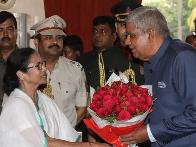 সূত্রের খবর, ধনখড়ের পদত্যাগের শেষ কারণ লুকিয়ে রয়েছে সোমবার সন্ধ্যায়৷ জানা গিয়েছে, ওই দিন সন্ধ্যায় তাঁর সঙ্গে কোনও প্রবীণ কেন্দ্রীয় মন্ত্রীর টেলিফোনে প্রবল তর্কবিতর্ক হয়েছিল৷ ধনখড় বিচারপতি ভর্মার ইমপিচমেন্টের দাবি সংবলিত ৬৫ জন বিরোধী সাংসদের মহাঅভিযোগ প্রস্তাব কেন গ্রহণ করেছেন, তা নিয়ে প্রশ্ন করা হয় তাঁকে৷ সেই সময় ধনখড় রাজ্যসভার চেয়ারপার্সন হিসাবে নিজের সাংবিধানিক এক্তিয়ারের কথা উল্লেখ করেন৷