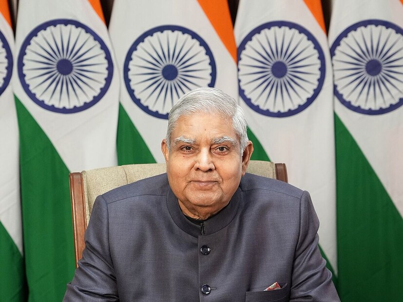 গত সোমবার আচমকাই উপ রাষ্ট্রপতি পদ থেকে ইস্তফা দেন জগদীপ ধনখড়৷ রাষ্ট্রপতি দ্রৌপদী মূর্মূকে পাঠানো চিঠিতে নিজের শারীরিক অসুস্থতাকে ইস্তফার কারণ হিসাবে দেখানো হলেও ধনখড়ের ইস্তফার পিছনে অন্য অঙ্ক রয়েছে বলে মনে করছে অনেকে৷ 