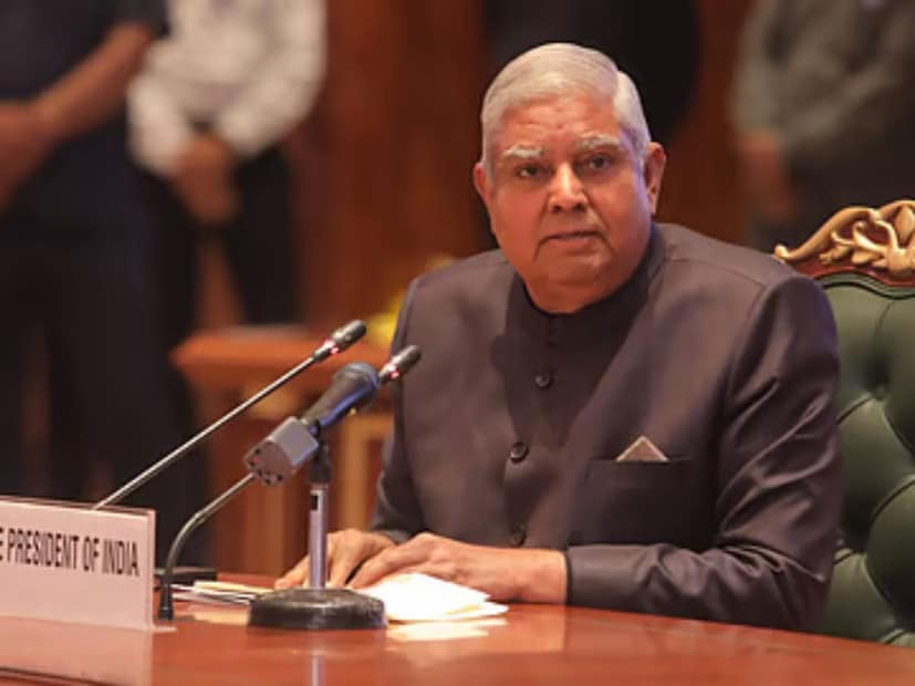 রাজ্যসভায় বিজেপির সংখ্যাগরিষ্ঠতা কম হওয়ায় মোদি সরকার এ বিষয়ে কোনও ঝুঁকি নিতে চায় না বলে মনে করা হচ্ছে৷ সেই কারণে ধনখড়ের জায়গায় পরবর্তী উপরাষ্ট্রপতি হিসেবে একজন অনুগত বিজেপি নেতাকেই তাঁরা মনোনীত করবেন বলে মনে করা হচ্ছে। প্রতিরক্ষামন্ত্রী রাজনাথ সিং, অন্য একজন সিনিয়র মন্ত্রিপরিষদ মন্ত্রী অথবা রাজ্যসভার সিনিয়র বিজেপি সাংসদসহ বেশ কয়েকটি নাম আলোচনায় রয়েছে। পরবর্তী উপরাষ্ট্রপতি পাঁচ বছরের পূর্ণ মেয়াদ পাবেন। ৬০ দিনের মধ্যে নতুন উপরাষ্ট্রপতি নির্বাচন করা বাধ্যতামূলক।