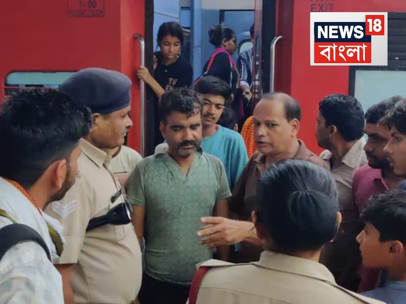 চোরকে জিআরপির কাছে হস্তান্তরিত করা হয়েছে। বর্তমানে চোরকে রেলওয়ে পুলিশের কাছে হস্তান্তর করা হয়েছে। বিষয়টি তদন্ত করা হচ্ছে। এই ঘটনার পর যাত্রীরা ট্রেনে নিরাপত্তা বৃদ্ধির দাবি জানিয়েছেন যাতে ভবিষ্যতে এই ধরনের ঘটনা রোধ করা যায়। Generated image