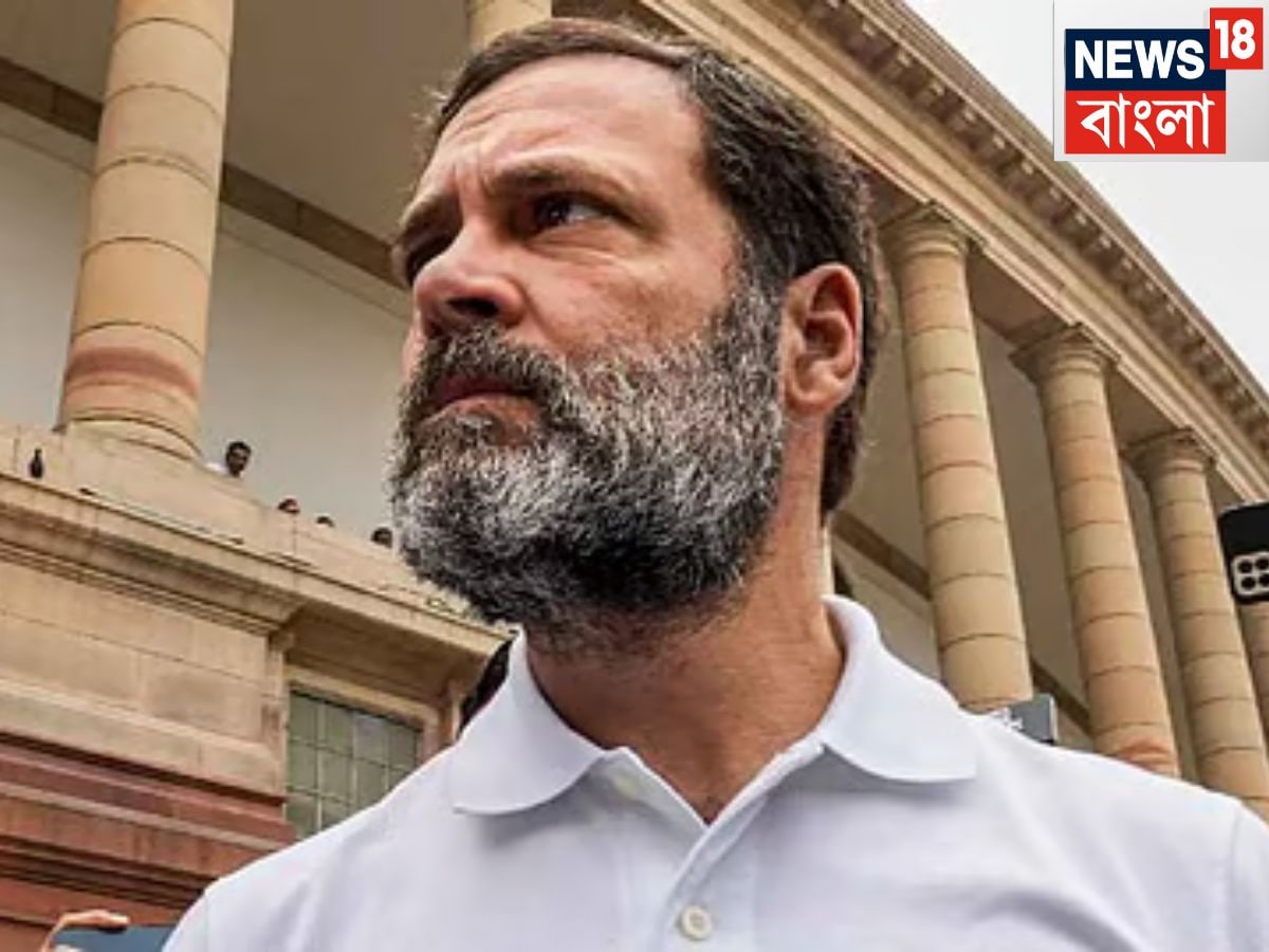 দাবি করেন, ‘‘ ডোকলামে চিনের সেনার সঙ্গে ভারতীয় সেনার সংঘর্ষের ঘটনার পরে, বিদেশমন্ত্রক থেকে নয়, রাহুল গাঁধি বিশ্বাস করেছিলেন চিনের দূতের কথার উপরে৷ এটা অদ্ভূত যে, একজন নির্বাচিত বিদেশমন্ত্রীকে ওঁরা বিশ্বাস করে না৷ অন্য দেশের লোকের কাছে কথা শুনতে যায়৷’’