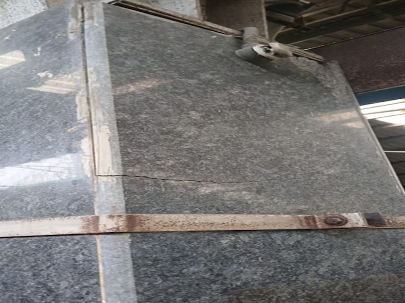 এবার নিয়ে নেওয়া হল চরম সিদ্ধান্ত৷ জানিয়ে দেওয়া হল ভাঙা হবে কবি সুভাষ মেট্রো স্টেশন৷ ব্লু লাইন প্ল্যাটফর্ম ভাঙার সিদ্ধান্ত। টেন্ডার ডাকল মেট্রো।