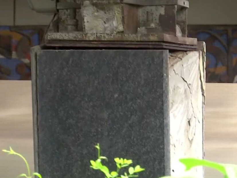 ২০১০ সালের অক্টোবরে চালু হয় নিউ গড়িয়া মেট্রো স্টেশন। মাত্র ১৫ বছরের মধ্যে ফাটল ধরেছে আপ লাইনের ৪টি পিলারে। অথচ শহরের অন্যান্য মাটির নিচের স্টেশনগুলি প্রায় ৪০ বছর ধরে পরিষেবা দিয়ে যাচ্ছে, সেগুলিতে এমন সমস্যা দেখা যায়নি।