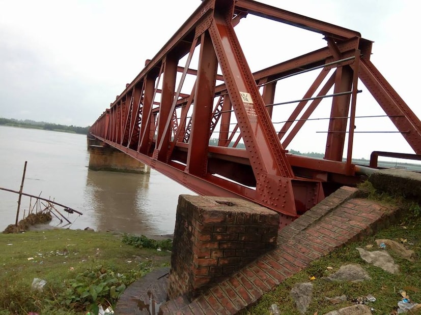 রেল সূত্রে জানা গিয়েছে এই প্রথম মোটেই নয়। এই বিপজ্জনক চেষ্টা গত সপ্তাহেই করেছেন কিছু যাত্রী। এদিনও ঘটতে চলেছিল একই ঘটনা। বিখ্যাত জল্পেশ মন্দিরে যাবার জন্য ভরা তিস্তা নদীর উপর রেল সেতুতে চেন টেনে ট্রেন দাঁড় করিয়ে নামার চেষ্টা করছিলেন পুণ্যার্থীদের একাংশ।